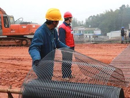 梅州至潮汕鐵路站前單向格柵施工